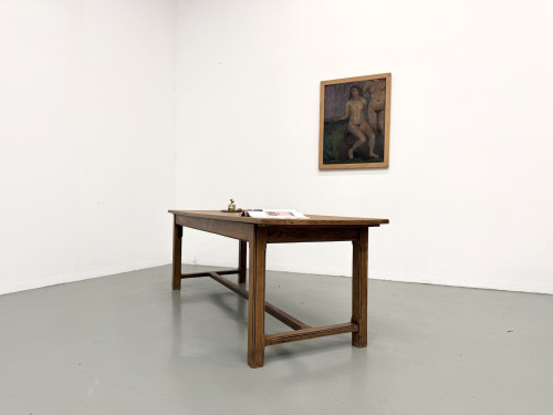 Table de ferme en chêne massif dans le showroom Maison Lecan