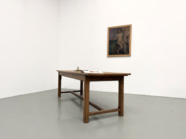 Table de ferme en chêne massif dans le showroom Maison Lecan