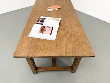 Bout de la table de ferme en chêne et son piétement