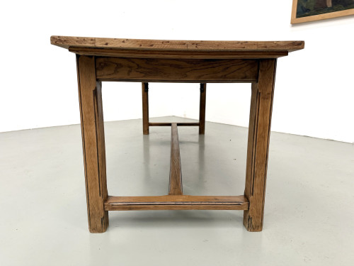 Table de ferme en chêne vue de bout, pieds chanfreinés