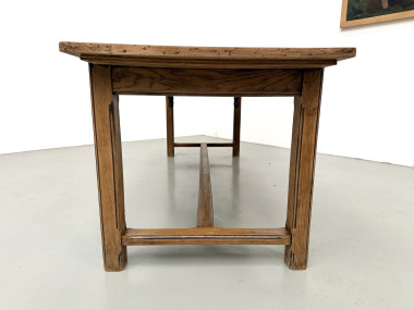 Table de ferme en chêne vue de bout, pieds chanfreinés