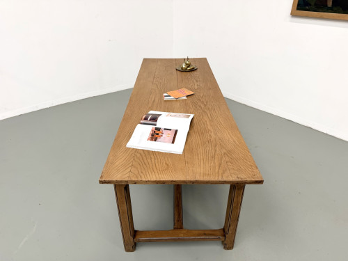 Table de ferme en chêne massif restaurée, vue en bout