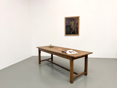 Table de ferme en chêne massif années 70 dans le showroom, vue d'ensemble