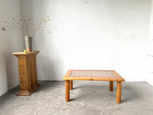 Table basse scandinave en pin massif et verre années 70, vue d'ensemble