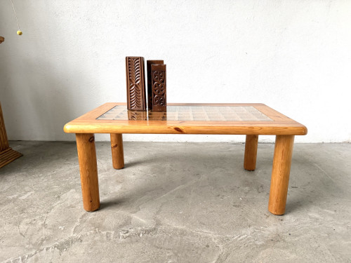 Table basse en pin massif de face, pieds cylindriques tournés