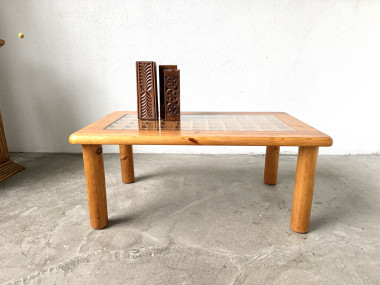 Table basse en pin massif de face, pieds cylindriques tournés