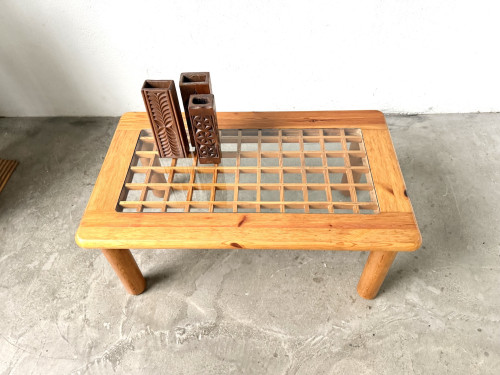 Plateau en verre sur grille de croisillons en pin, table basse années 70