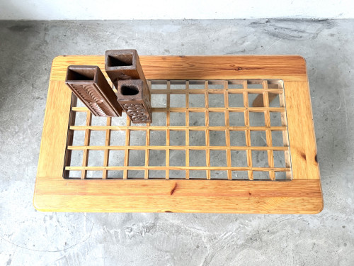 Grille de croisillons en pin sous le verre, vue de dessus