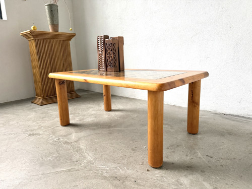 Table basse en pin de trois quarts, angles arrondis et ceinture épaisse