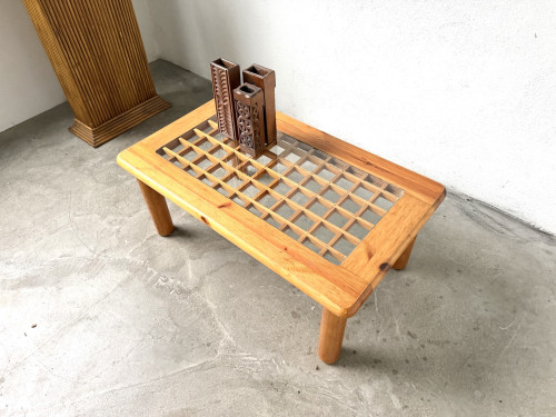 Table basse scandinave en pin, vue plongeante sur le plateau