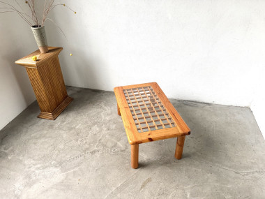 Table basse en pin et verre dans le showroom Maison Lecan