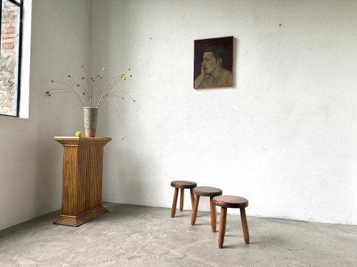 Série de 3 tabourets tripodes en hêtre, années 60 – vue 1