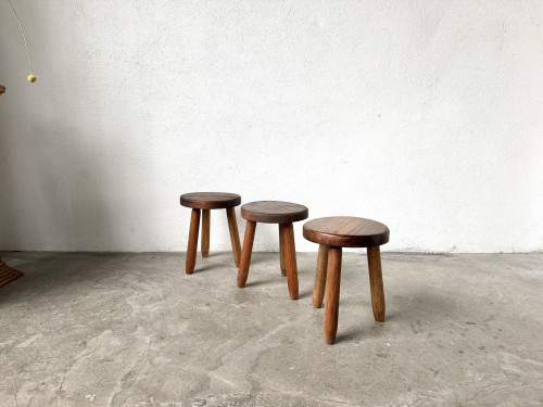 Série de 3 tabourets tripodes en hêtre, années 60 – vue 2