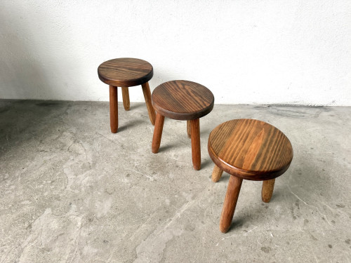 Série de 3 tabourets tripodes en hêtre, années 60 – vue 3