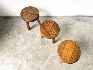 Série de 3 tabourets tripodes en hêtre, années 60 – vue 4