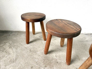 Série de 3 tabourets tripodes en hêtre, années 60 – vue 5
