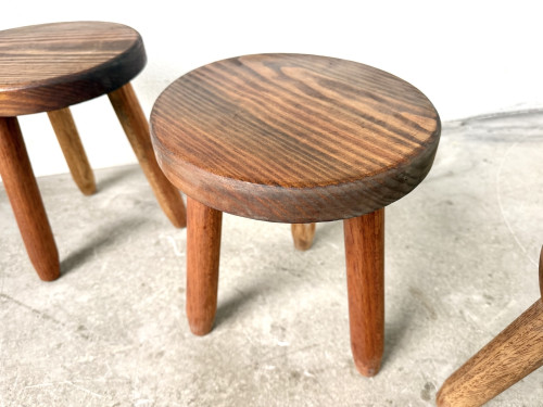 Série de 3 tabourets tripodes en hêtre, années 60 – vue 7