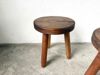 Série de 3 tabourets tripodes en hêtre, années 60 – vue 8