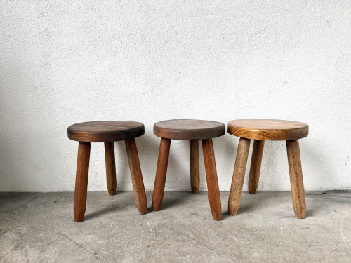 Série de 3 tabourets tripodes en hêtre, années 60 – vue 9