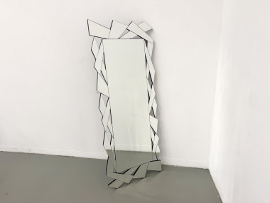 Miroir graphique à facettes des années 2000 posé à la verticale