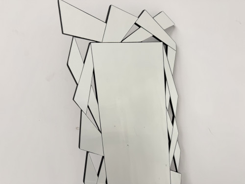 Haut du miroir à facettes, éclats aux angles vifs et liseré noir