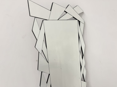 Haut du miroir à facettes, éclats aux angles vifs et liseré noir