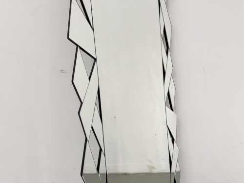 Détail des facettes du bord gauche, miroir sur MDF noir