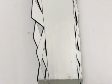 Détail des facettes du bord gauche, miroir sur MDF noir