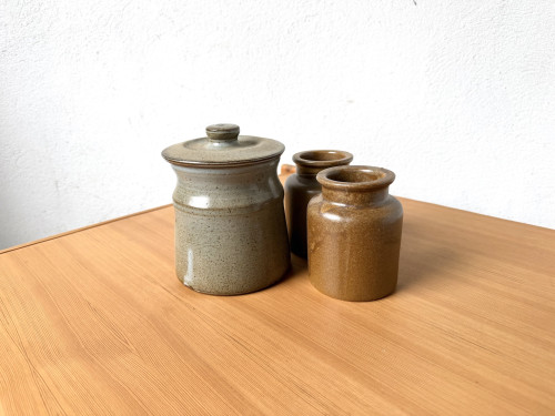 Lot de trois pots en grès des années 70 posés sur une table