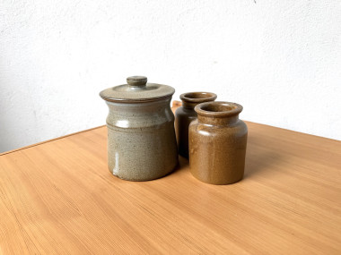 Lot de trois pots en grès des années 70 posés sur une table