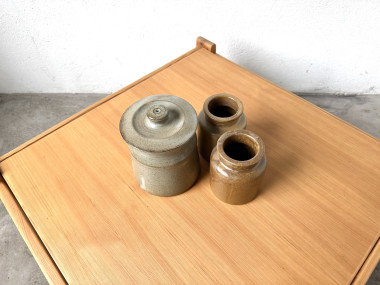 Pots en grès vus de dessus, grand pot couvert et deux petits pots
