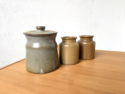Grand pot couvert en émail gris moucheté et petits pots en grès brun