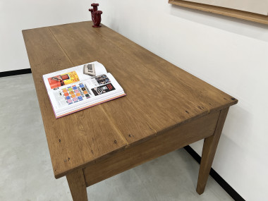 Grande table écritoire des années 40 en chêne massif, vue 9