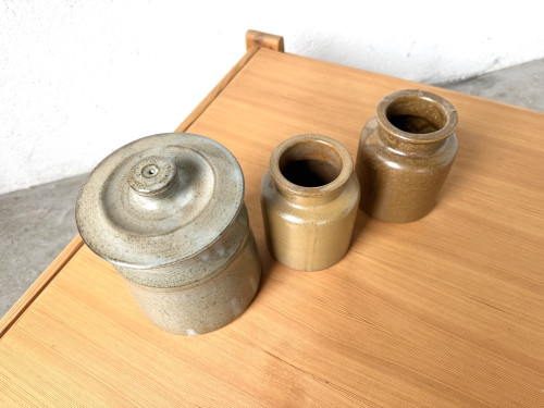 Couvercle du grand pot en grès gris et ouvertures des petits pots