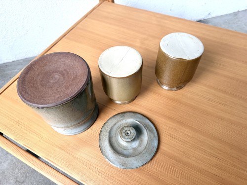 Dessous des pots en grès et couvercle à bouton tourné
