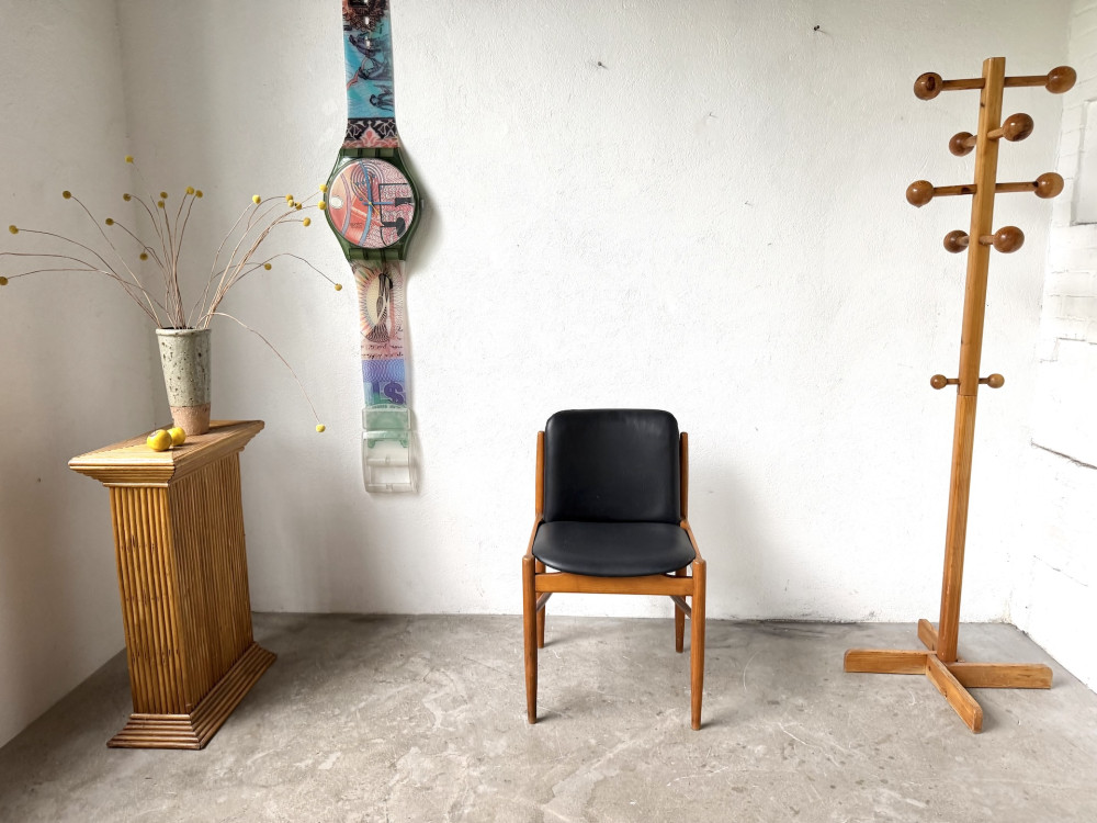 Chaise scandinave en hêtre et skaï noir des années 60, Maison Lecan