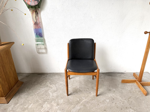 Chaise scandinave des années 60 vue de face