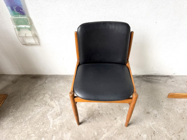 Assise et dossier en skaï noir de la chaise en hêtre