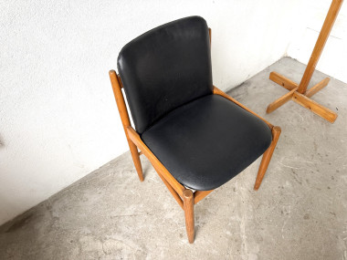 Chaise en hêtre massif vue de trois quarts, dossier galbé