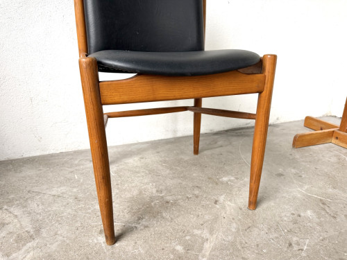 Piètement fuselé et entretoises en H de la chaise scandinave