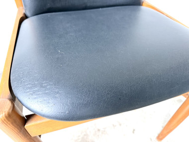 Détail du craquelé de surface sur l'assise en skaï noir