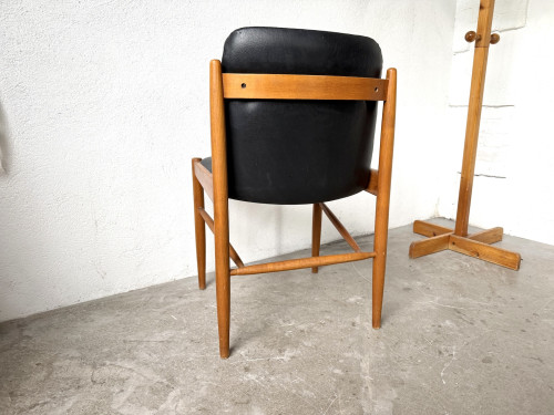 Dos de la chaise en hêtre et skaï noir, années 60