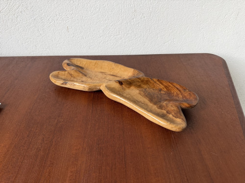 Plat en loupe d'olivier des années 70 posé sur une table