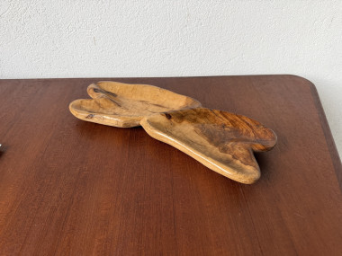 Plat en loupe d'olivier des années 70 posé sur une table