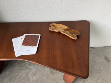 Plat apéritif en loupe d'olivier sur un bureau