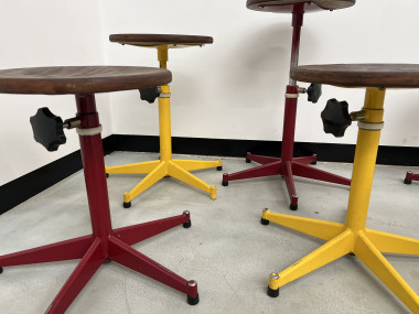 Série de 6 tabourets d'école vintage, années 50, vue 6