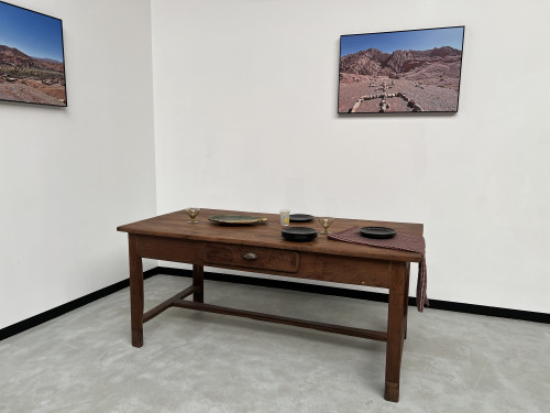 Table de travail ancienne en merisier massif et acacia, vue 1