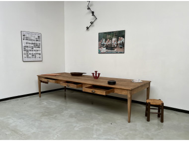 Très grande table de ferme vintage aux pieds fuseaux, vue 1