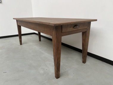 Table de ferme en noyer massif aux pieds fuseaux, vue 4