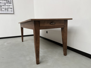 Table de ferme en noyer massif aux pieds fuseaux, vue 5